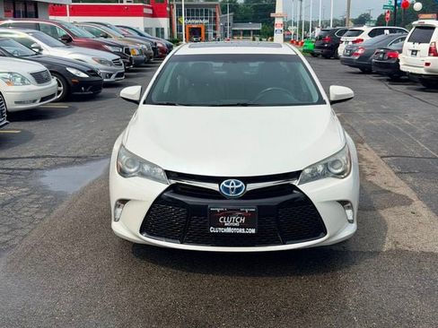 Used 2015 Toyota Camry SE w/ Moonroof Package FWD image 2