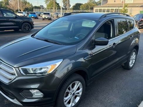 Used 2018 Ford Escape SE FWD image 2
