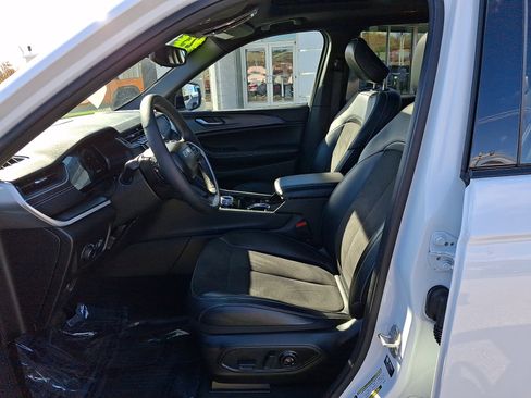 Used 2023 Jeep Grand Cherokee L Altitude image 13