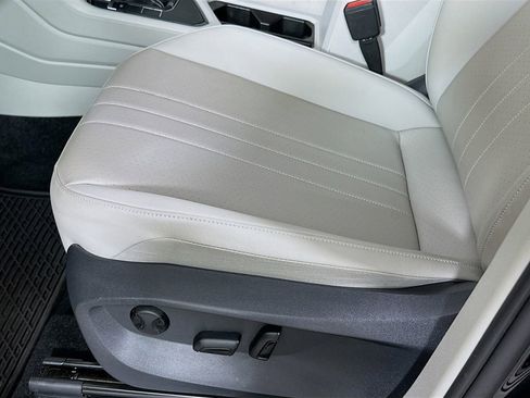 Used 2023 Volkswagen Tiguan SE R-Line FWD image 9