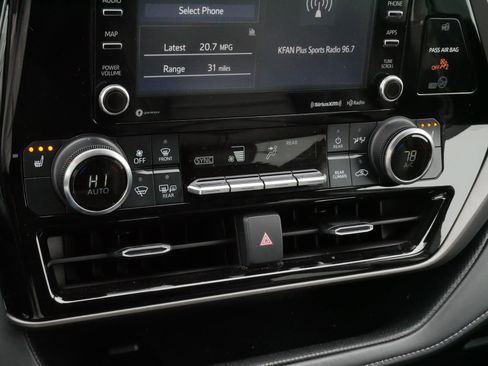 Certified 2022 Toyota Highlander XLE image 23