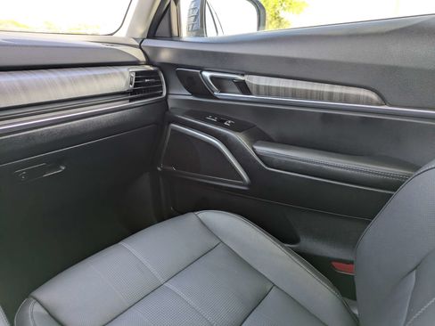 Used 2025 Kia Telluride EX w/ EX Captain's Chair Package AWD/4WD image 19
