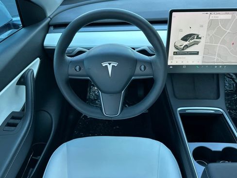 Used 2021 Tesla Model Y Long Range image 15