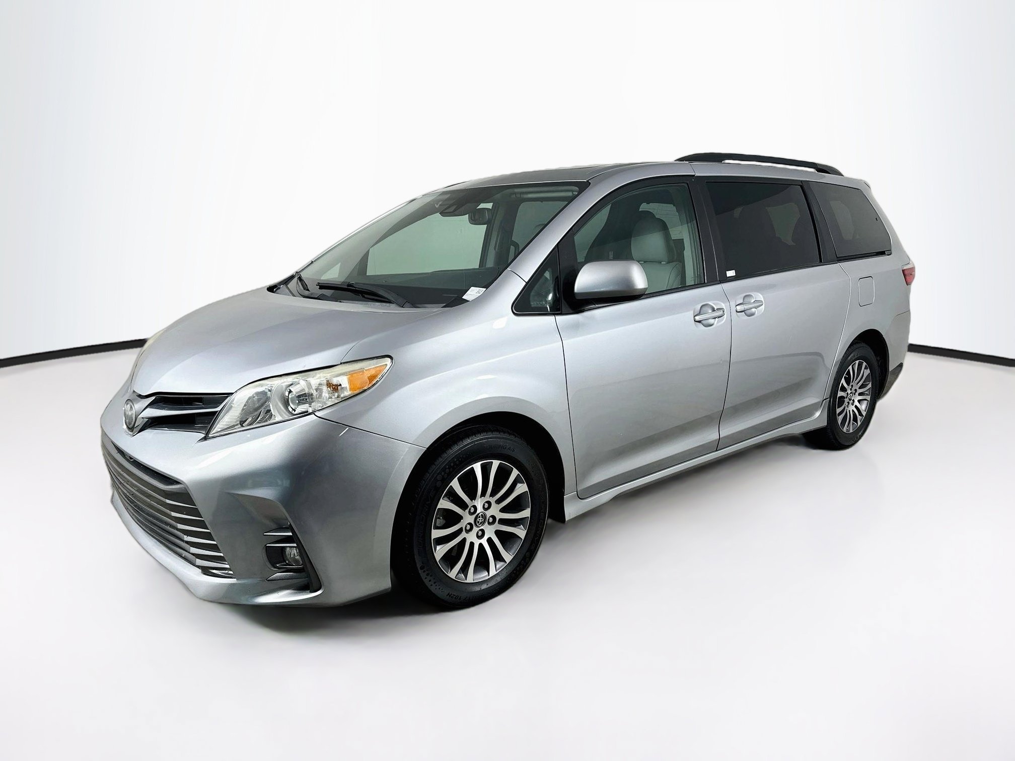 Used 2018 Toyota Sienna XLE FWD image 3