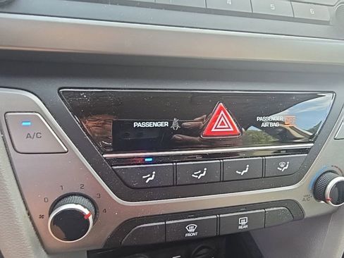 Used 2017 Hyundai Elantra SE FWD image 17