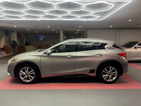 Used 2017 INFINITI QX30 Premium w/ Navigation Package FWD image 4