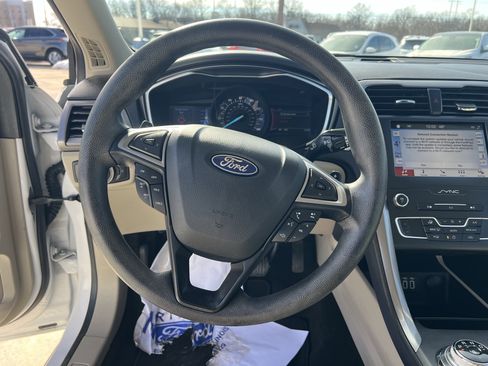 Used 2019 Ford Fusion SE image 16
