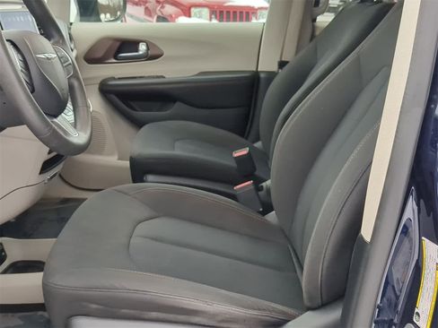 Used 2017 Chrysler Pacifica Touring image 23