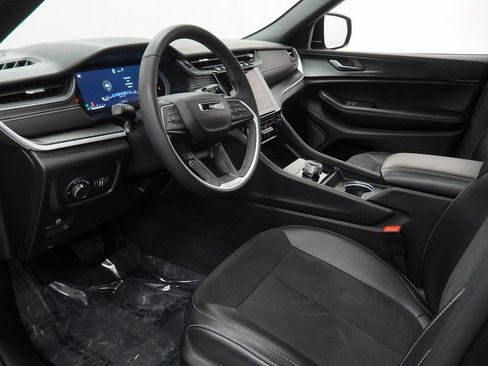 Certified 2025 Jeep Grand Cherokee Altitude image 17