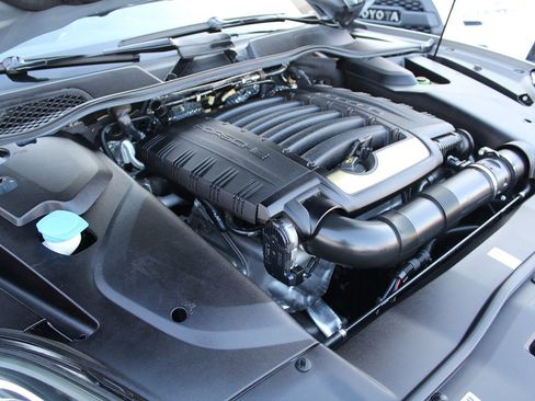 Used 2018 Porsche Cayenne Platinum Edition image 39