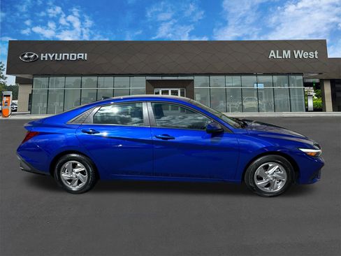 Used 2025 Hyundai Elantra SE image 4