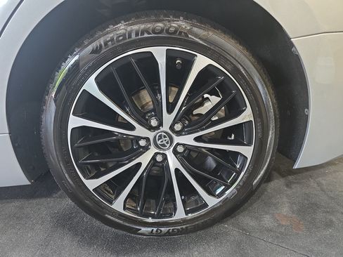 Used 2018 Toyota Camry SE w/ Moonroof Package FWD image 32