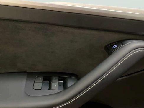 Used 2024 Tesla Model Y 2WD image 27