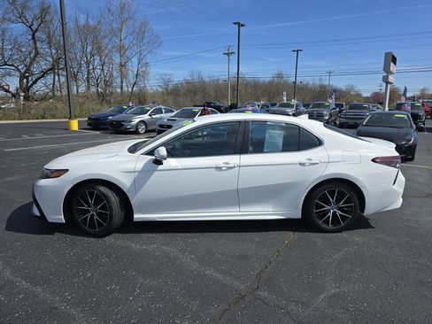 Used 2024 Toyota Camry SE image 16