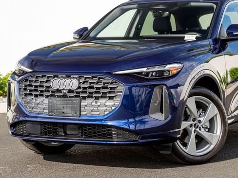 Certified 2025 Audi Q5 Premium Plus w/ Premium Plus AWD/4WD image 2