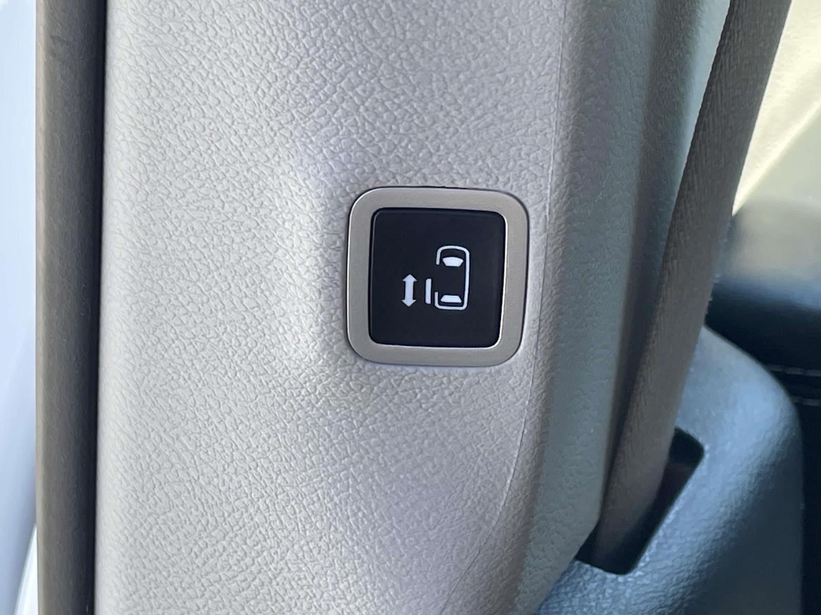 Used 2023 Chrysler Pacifica Limited FWD image 13