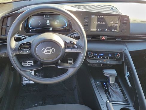 Used 2025 Hyundai Elantra Sport image 4