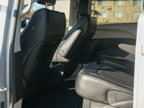 Used 2024 Chrysler Pacifica Touring-L image 28