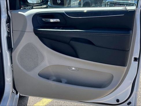 Used 2015 Chrysler Town & Country Touring-L w/ Driver Convenience Group image 21