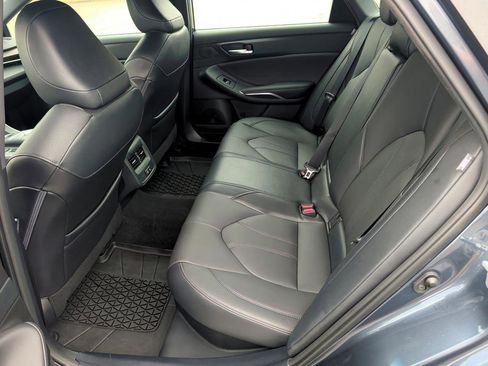 Used 2022 Toyota Avalon XLE image 9