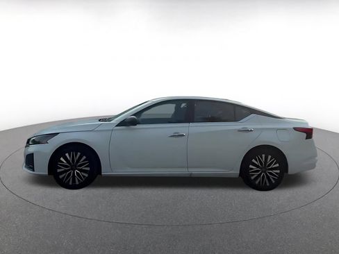Used 2025 Nissan Altima 2.5 SV FWD image 9