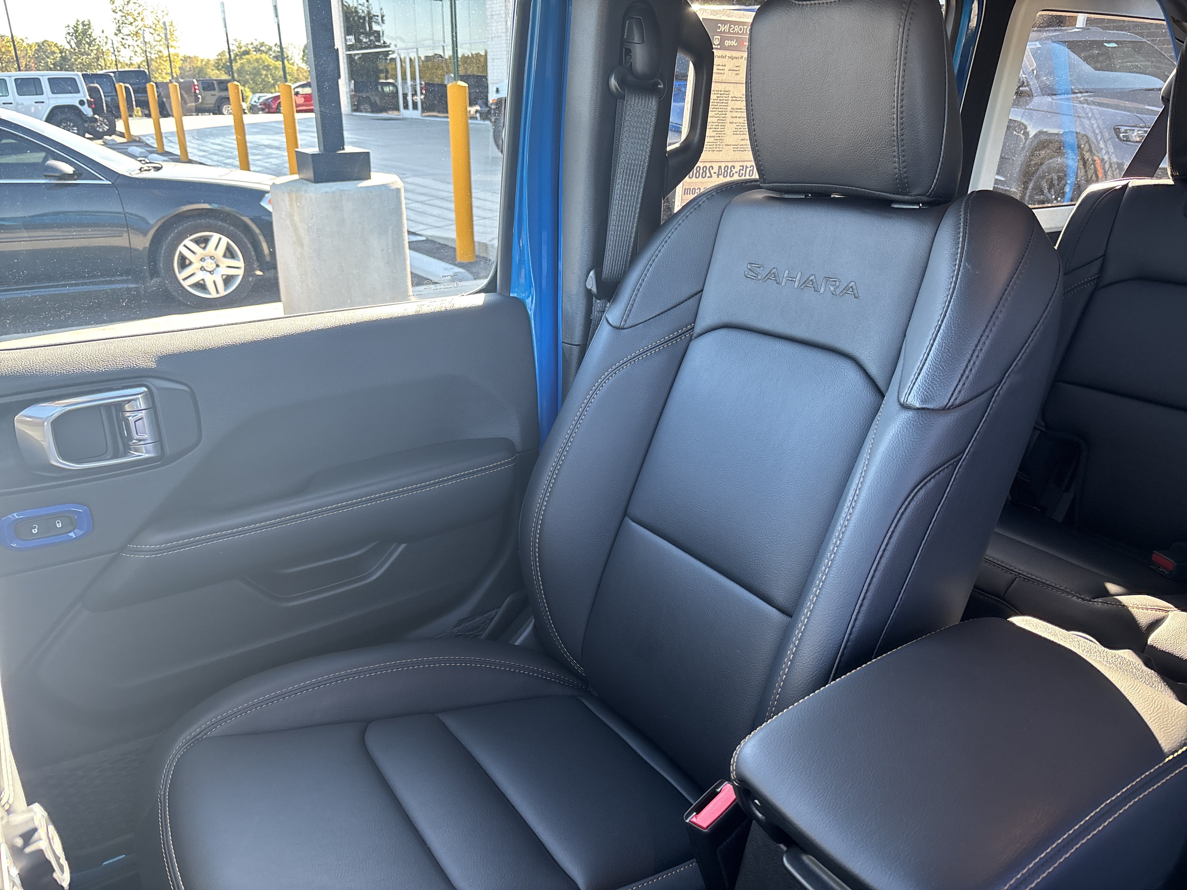 Used 2024 Jeep Wrangler Unlimited Sahara w/ Technology Group AWD/4WD image 30