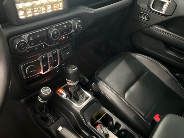 Used 2018 Jeep Wrangler Unlimited Sahara AWD/4WD image 16