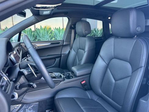 Certified 2026 Porsche Macan AWD/4WD image 5