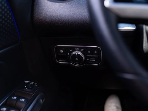 Used 2025 Mercedes-Benz GLB 250 4MATIC image 13