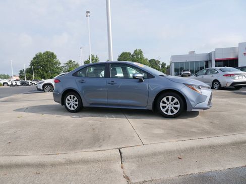 Used 2025 Toyota Corolla LE image 3