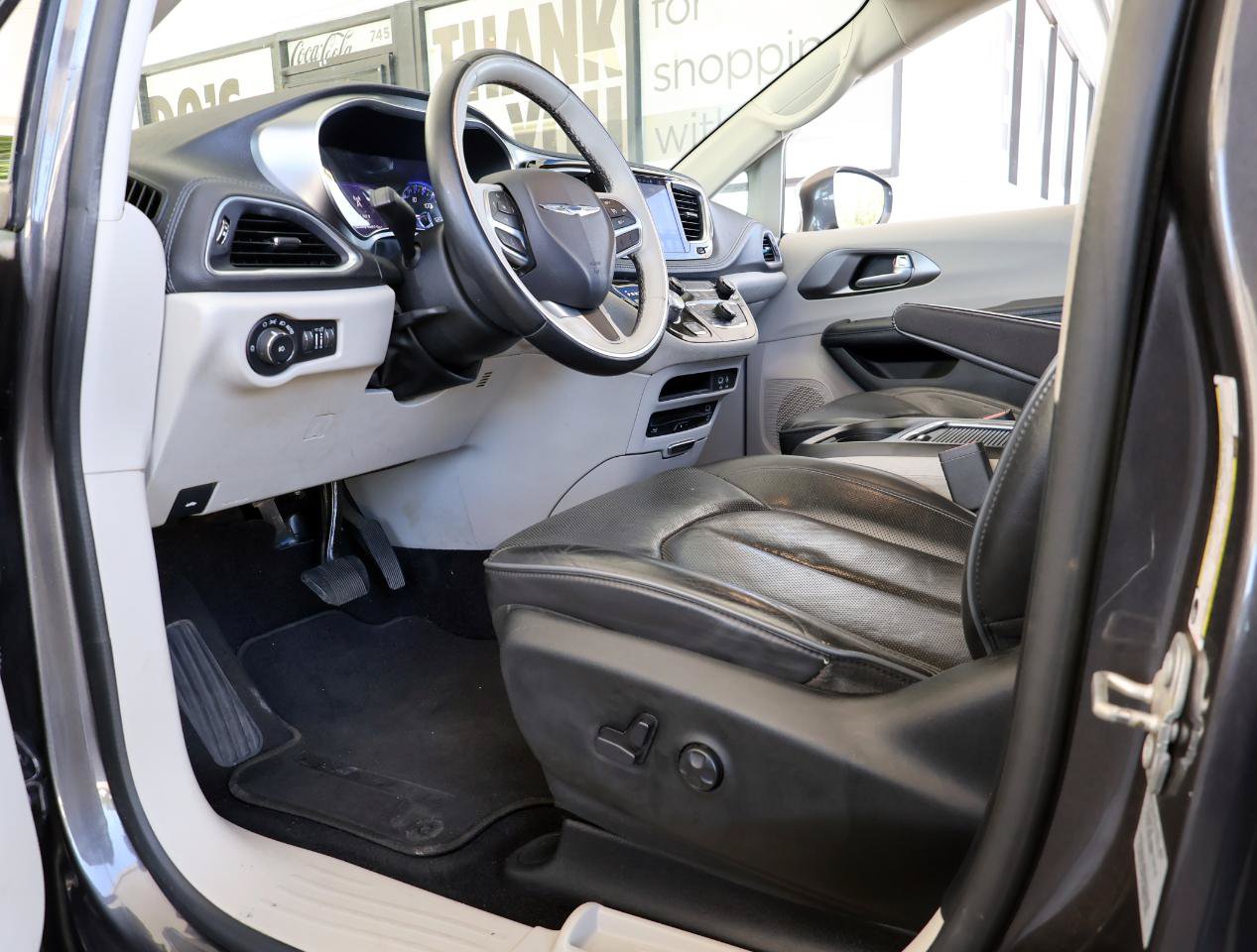 Used 2017 Chrysler Pacifica Limited w/ UConnect Theater Package FWD image 41