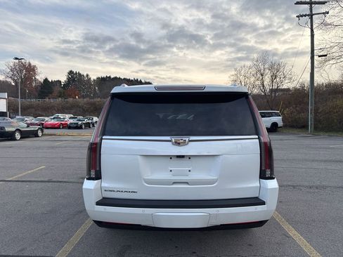 Used 2018 Cadillac Escalade ESV Premium Luxury image 6