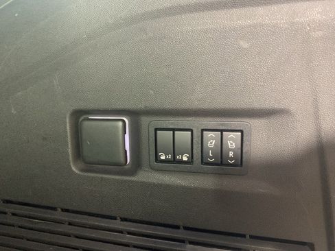 Used 2021 Chevrolet Suburban Premier w/ Premium Package image 38