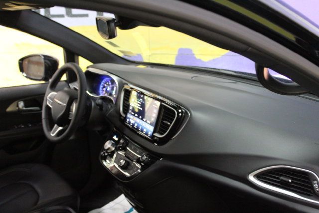 Used 2026 Chrysler Pacifica Select FWD image 12