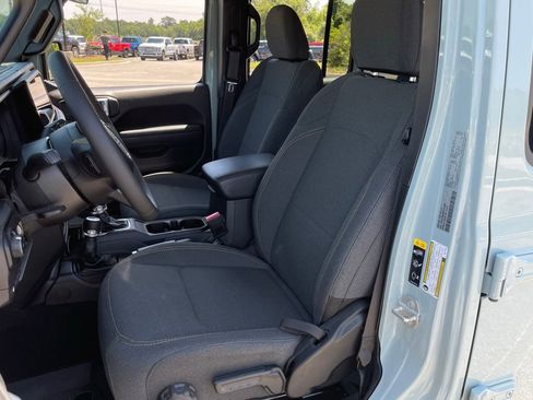 Used 2024 Jeep Wrangler Unlimited w/ Convenience Group AWD/4WD image 33