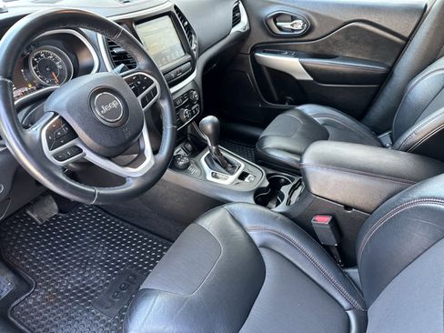 Used 2017 Jeep Cherokee Trailhawk w/ Comfort/Convenience Group image 12