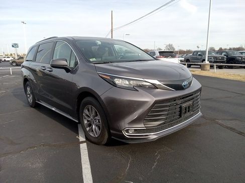 Used 2024 Toyota Sienna XLE image 1