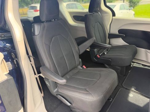 Used 2018 Chrysler Pacifica LX FWD image 13