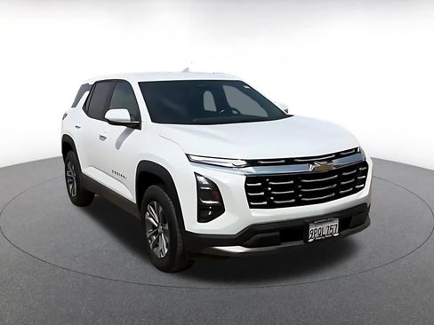Used 2025 Chevrolet Equinox LT FWD image 3
