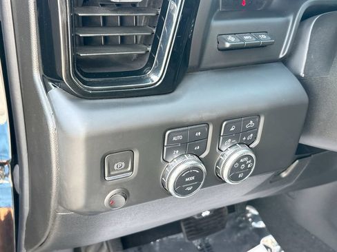 Used 2024 GMC Sierra 2500 AT4 w/ Technology Package AWD/4WD image 29