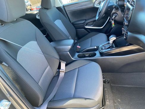Used 2025 Kia Soul LX w/ LX Technology Package FWD image 34