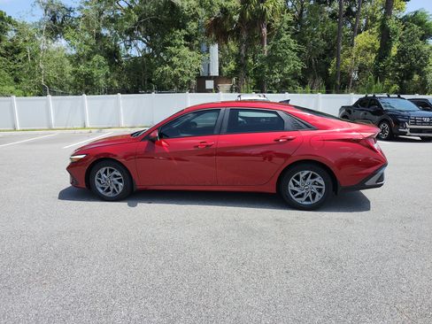 Used 2024 Hyundai Elantra Blue FWD image 2