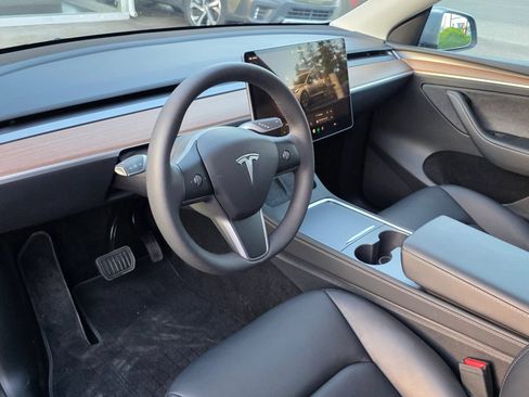 Used 2024 Tesla Model Y Long Range AWD/4WD image 9