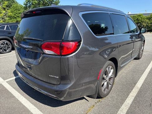 Used 2017 Chrysler Pacifica Limited w/ UConnect Theater Package FWD image 4