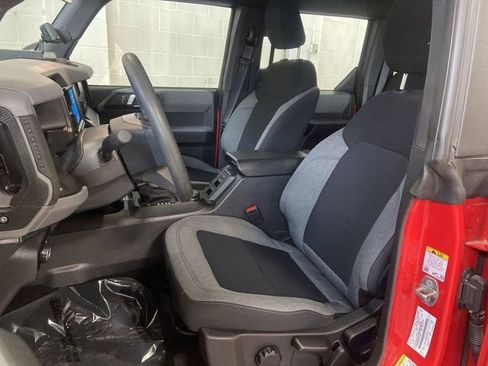 Used 2023 Ford Bronco Base image 4