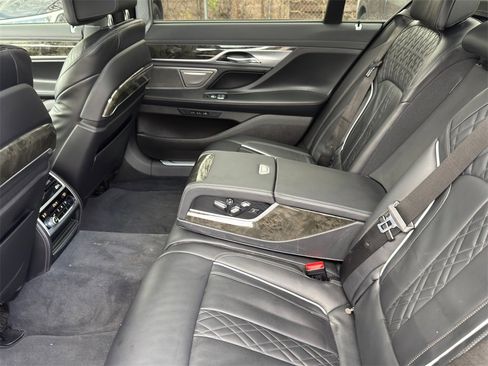 Used 2022 BMW 740i w/ M Sport Package image 30