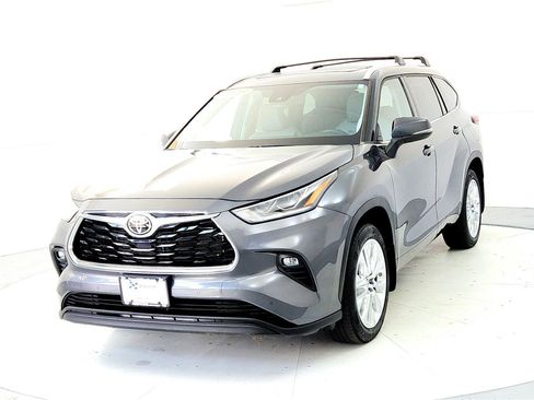 Used 2023 Toyota Highlander Limited image 2