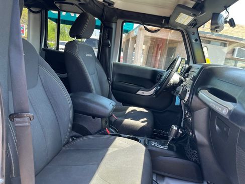 Used 2018 Jeep Wrangler Unlimited Sahara w/ Connectivity Group AWD/4WD image 33