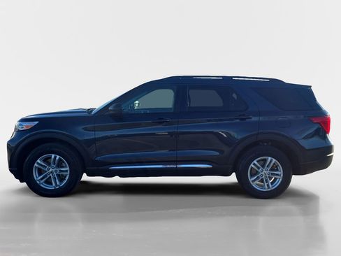 Used 2023 Ford Explorer XLT image 2