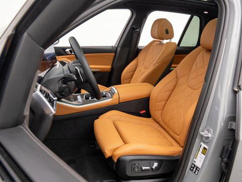 Certified 2025 BMW X5 xDrive40i w/ Parking Assistance Package image 17